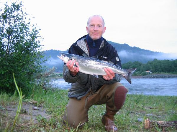 Thorkild med sin f&oslash;rste laks