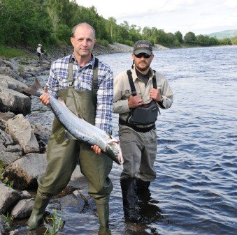 Carl under fight med laks &mdash; Gaula 2009