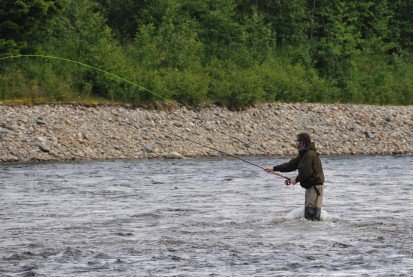 Henrik med fluestangen i pool 1 &mdash; Gaula 2009