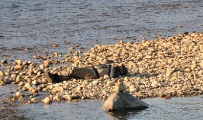 Jesper hviler i 30&deg;C med vaders og jakke