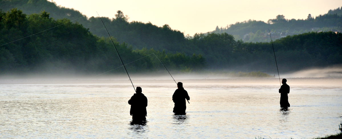 Thomas fisker en sen nattetime sammen med to nordmænd — Gaula 2011