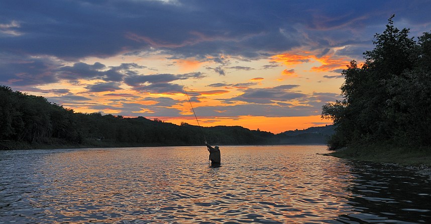 Natfiskeri ved Gaula med truende skyer fra havet — 2011