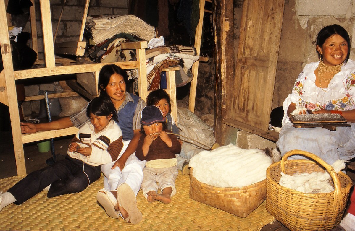 Familie som væver tæpper