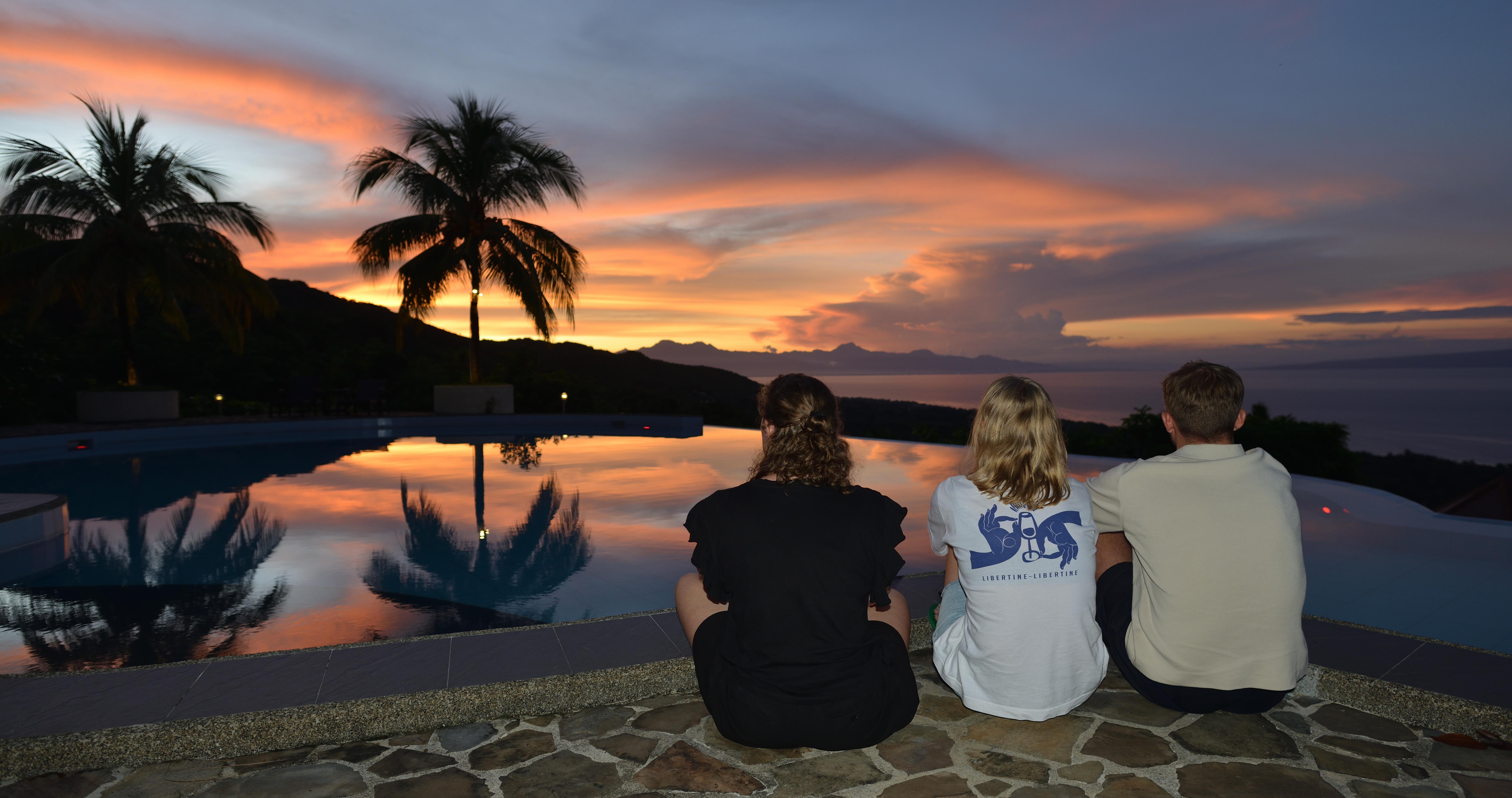 Infinity Heights Resort med udsigt over solnedgangen fra poolen