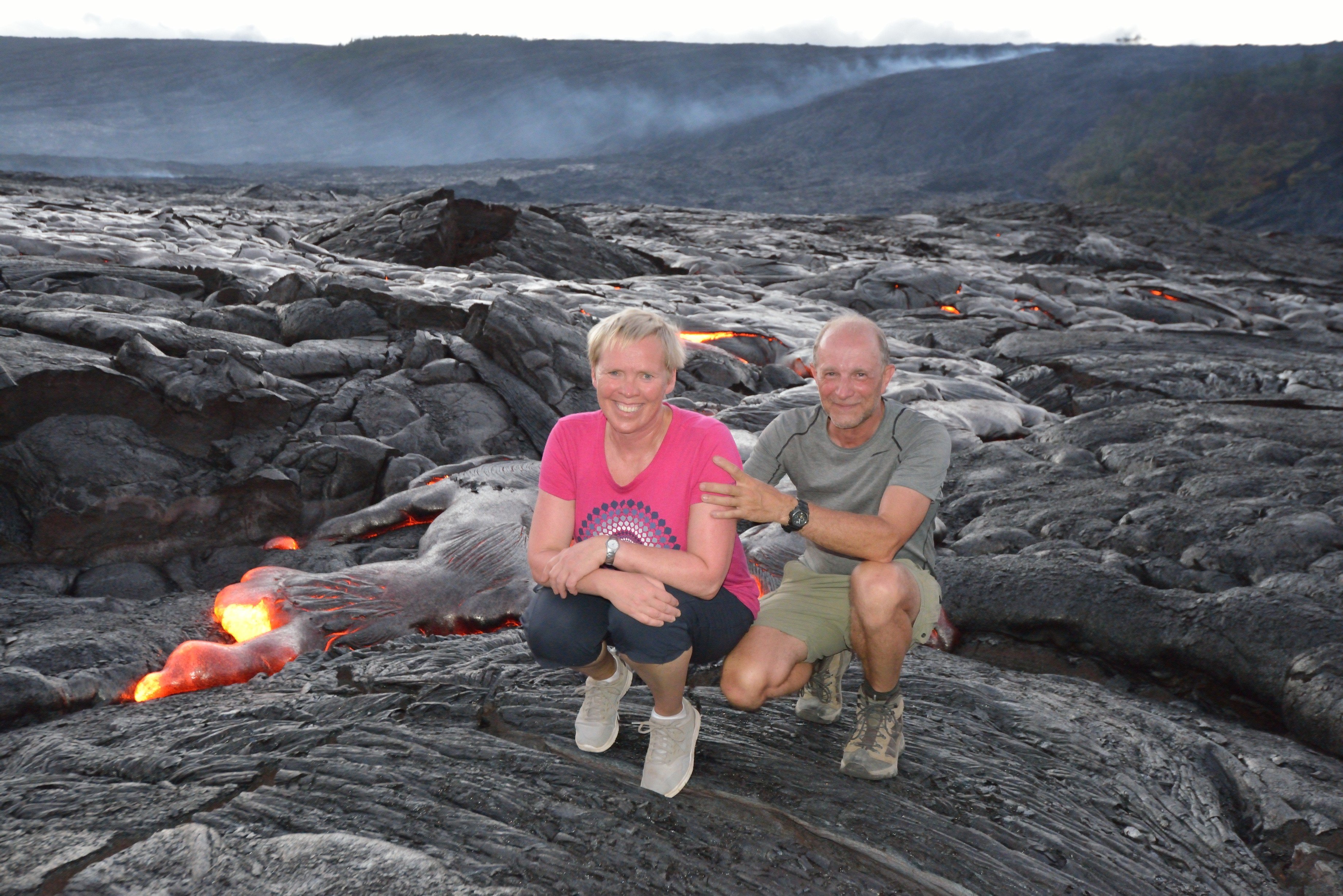 Carl og Karin ved den aktive lava