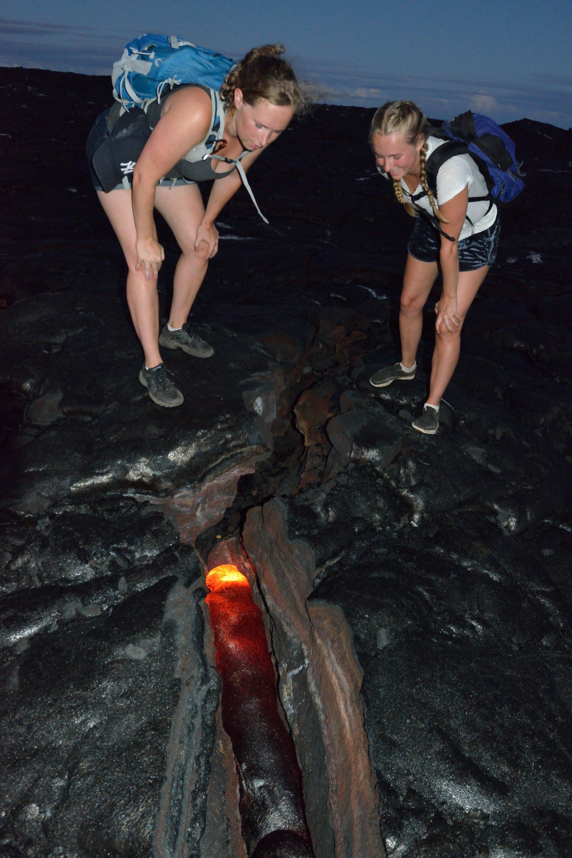 Vandring gennem storknet lava mod det aktive omrade