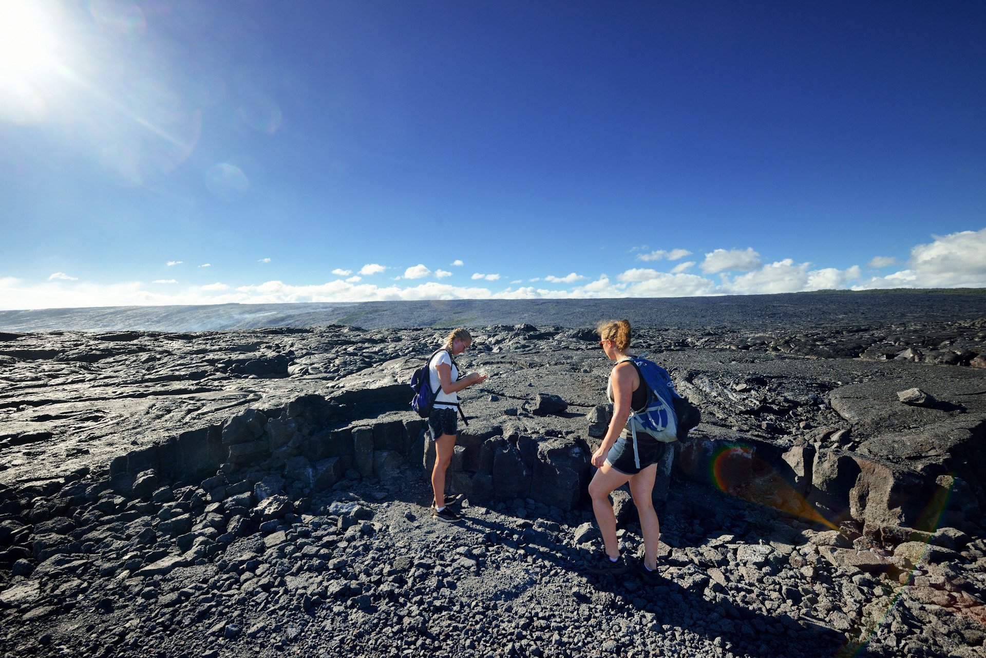 Freja og Luna ved den aktive lava