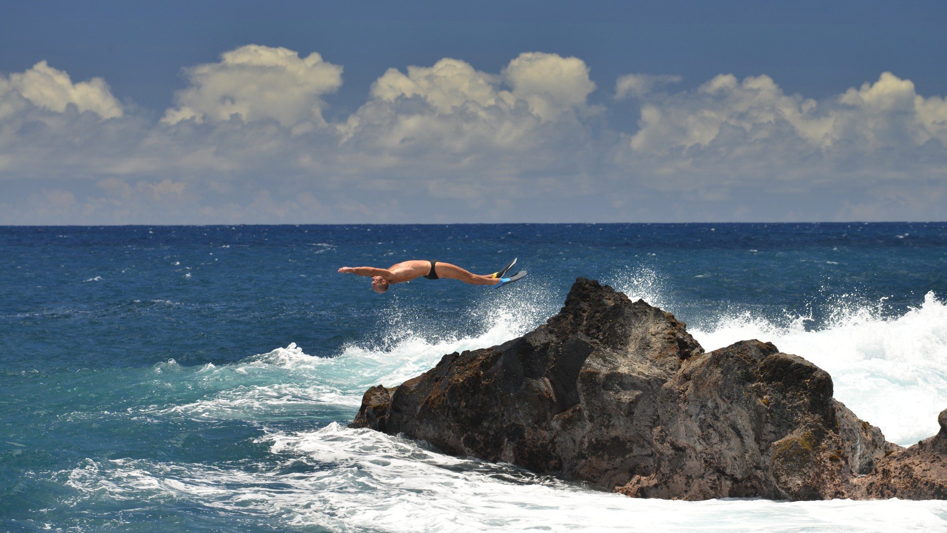 De lokale springer i bolgerne pa Kehena Beach