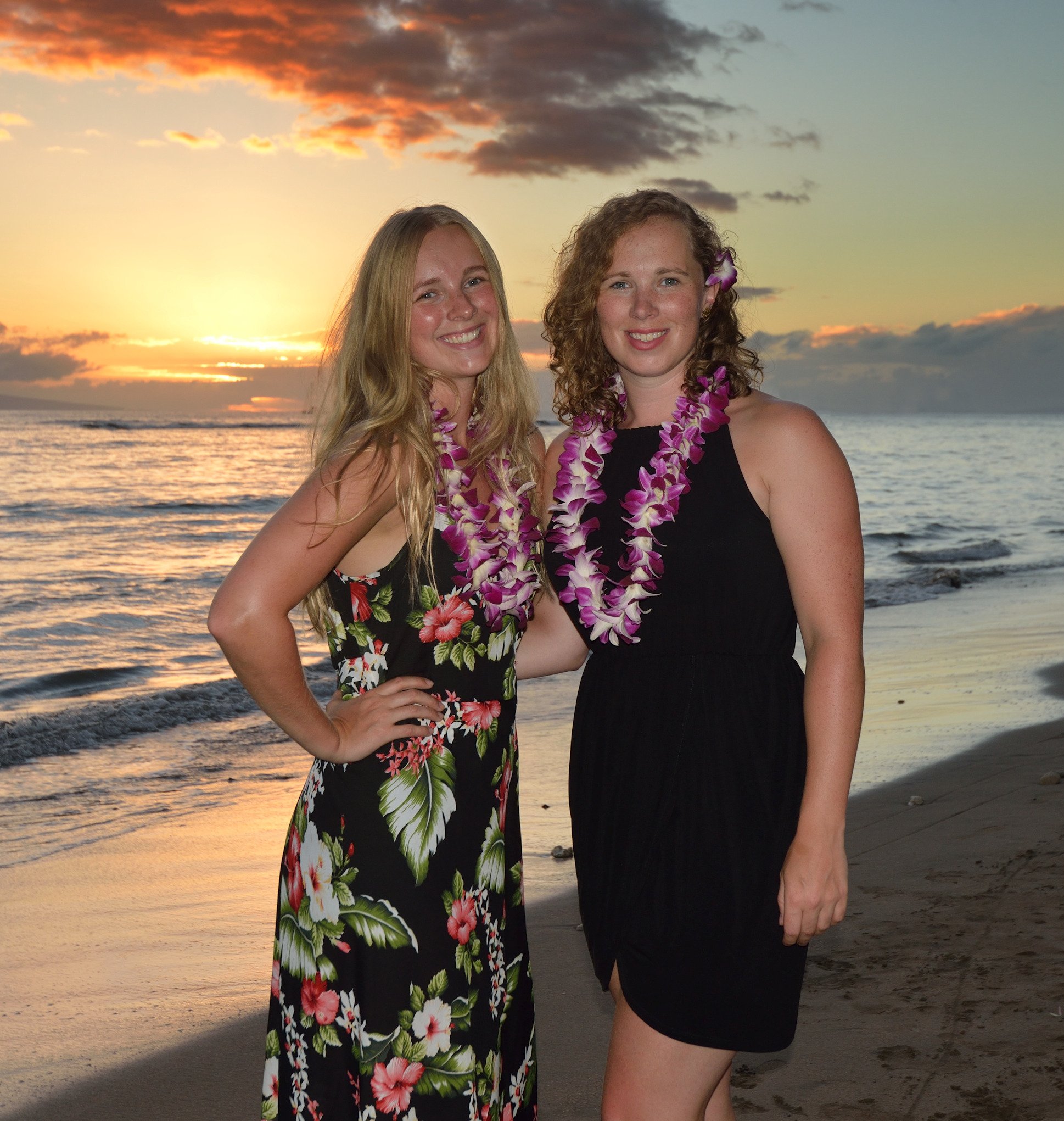 Luna og Freja i Lahaina til fest