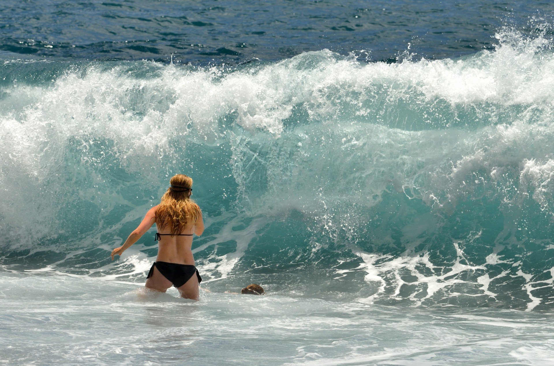 Luna bliver ramt af bolgen pa Kehena Black Sand Beach