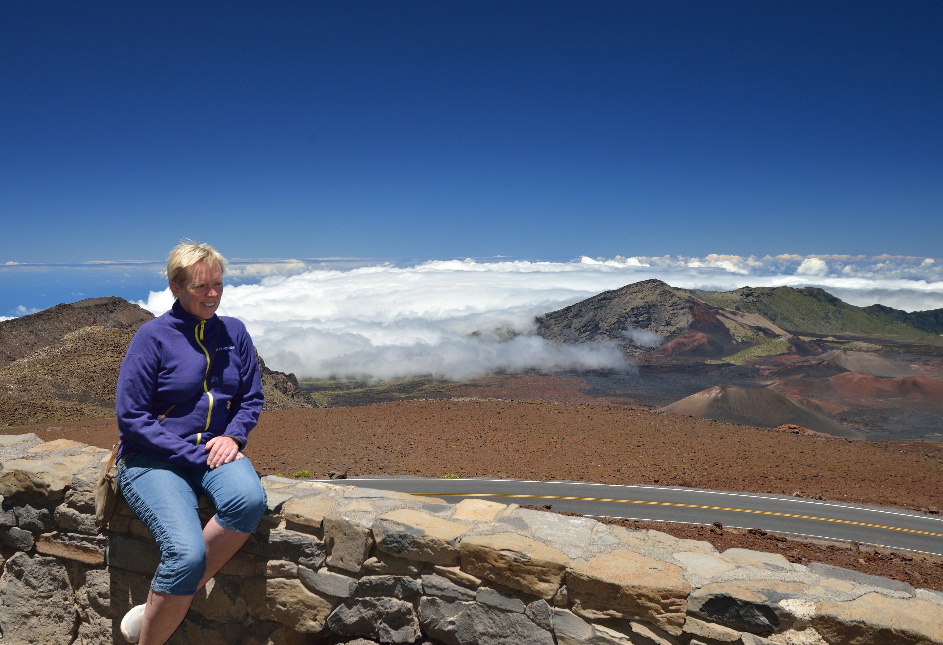 Karin nyder udsigten fra Haleakala