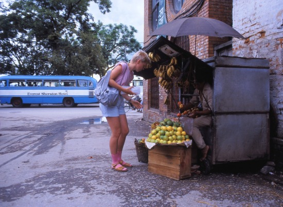 Karin p&aring; indk&oslash;b i Nepal