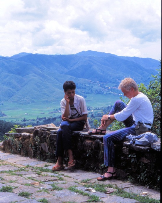 Karin med lokal guide p&aring; vandretur i Nepal