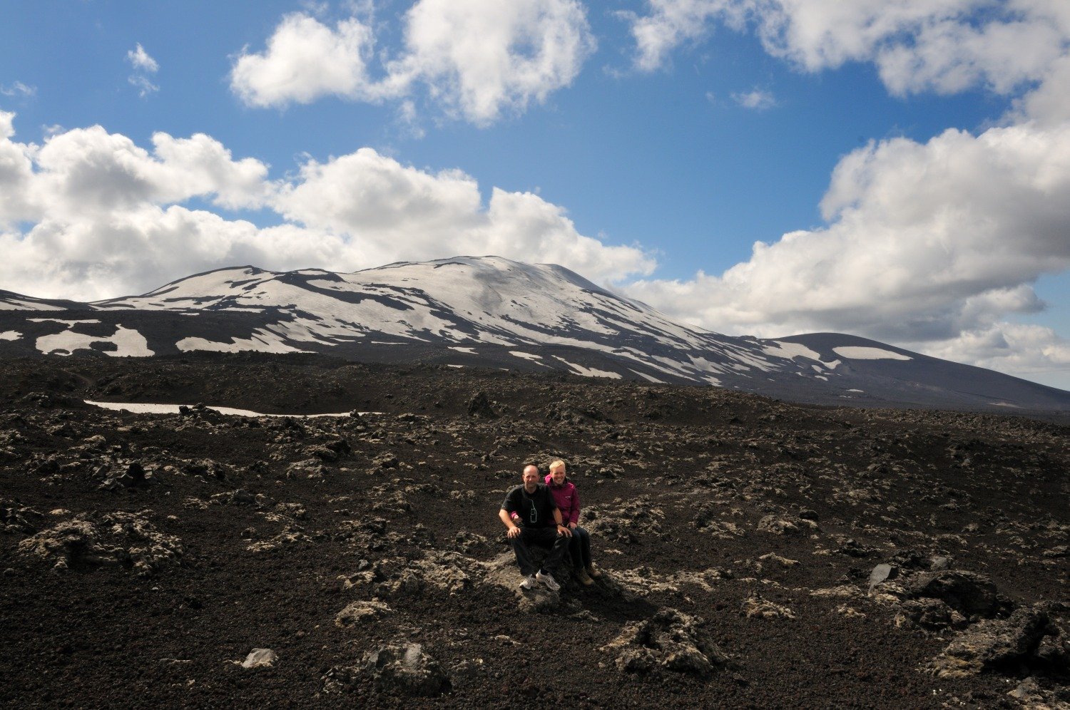 Carl og Karin på vej op ad vulkanen Hekla