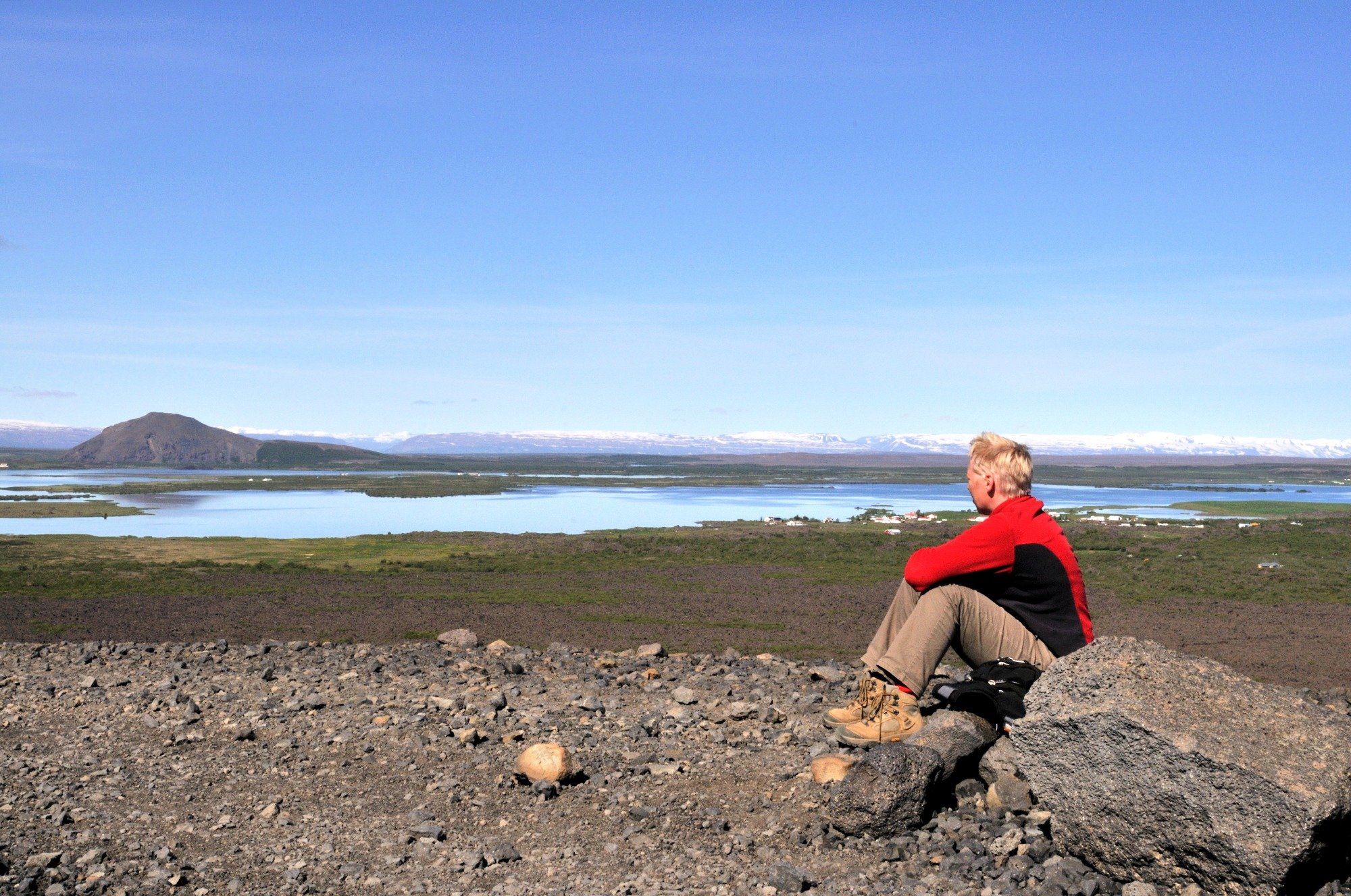 Karin nyder udsigten over Mývatn