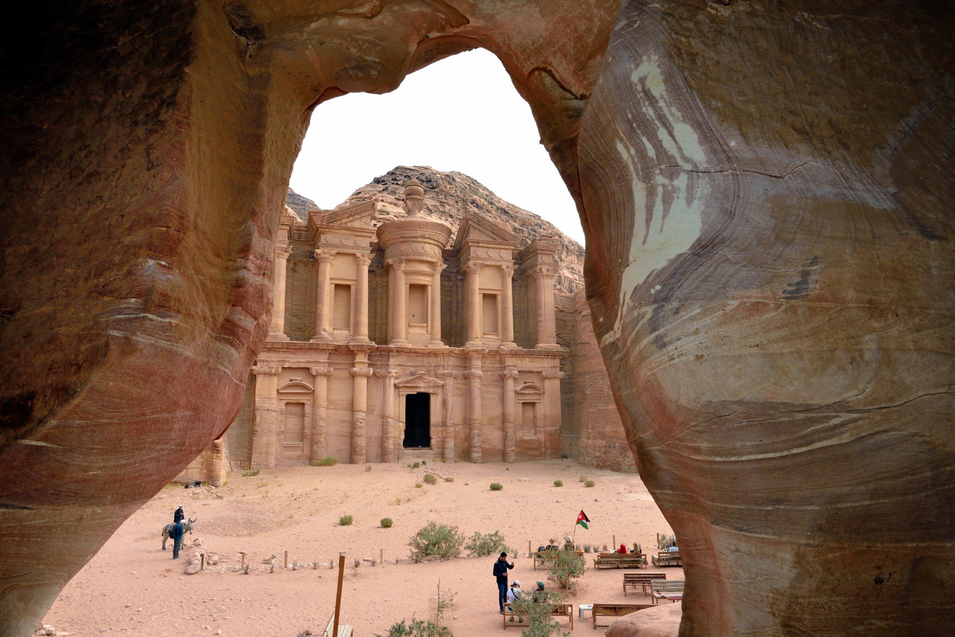 Bygninger hugget ind i bjerget