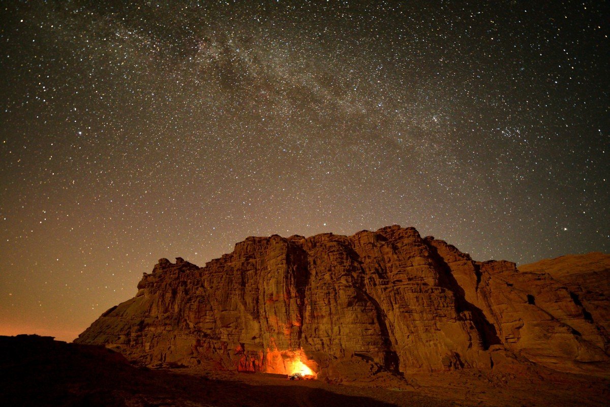 Nat i Wadi Rum — måneskin på klipperne