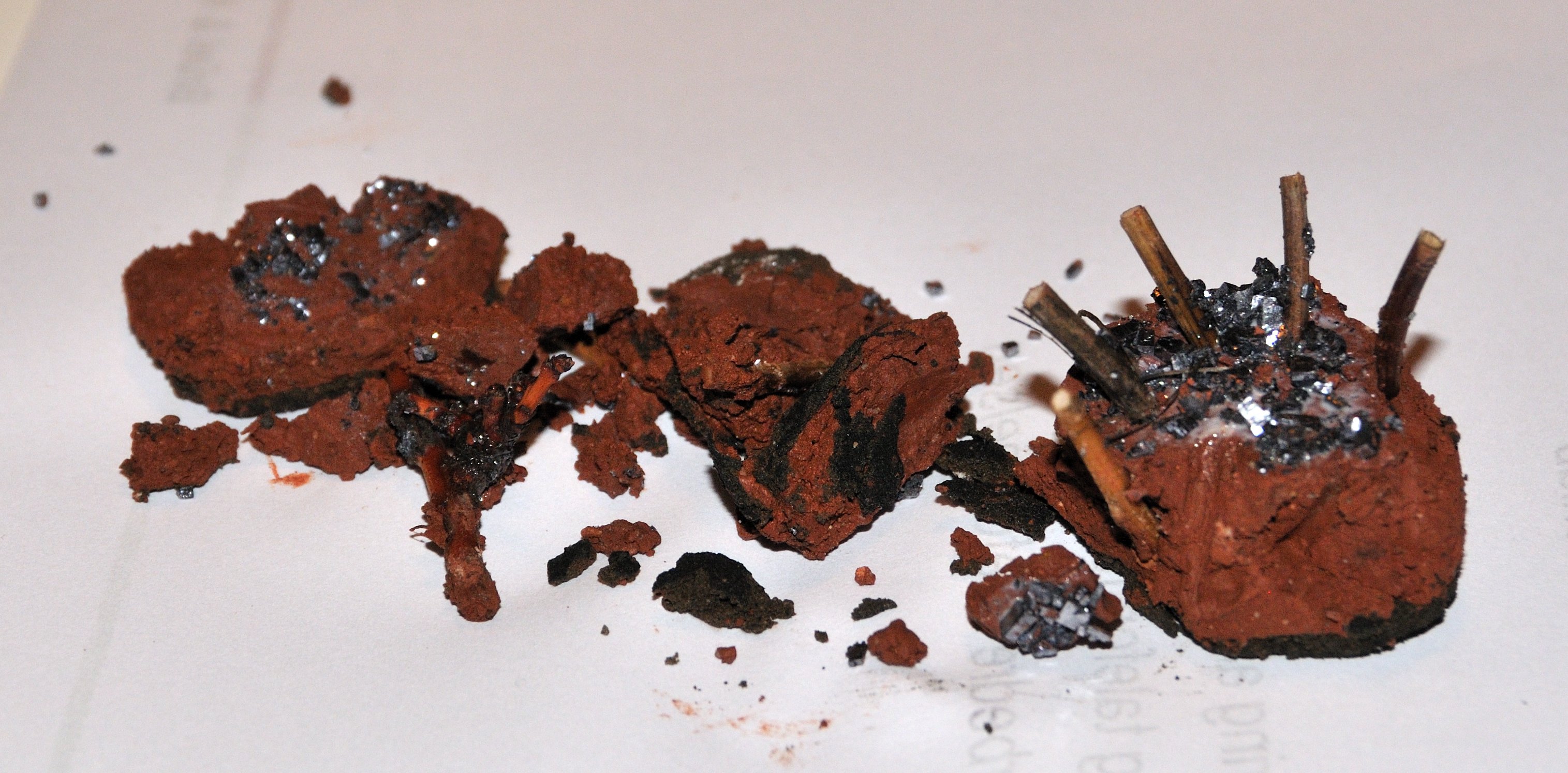 En anden &bdquo;bjergkrystalsten&ldquo; efter opvask &mdash; lavet af ler, tr&aelig;pinde, lim og smulder