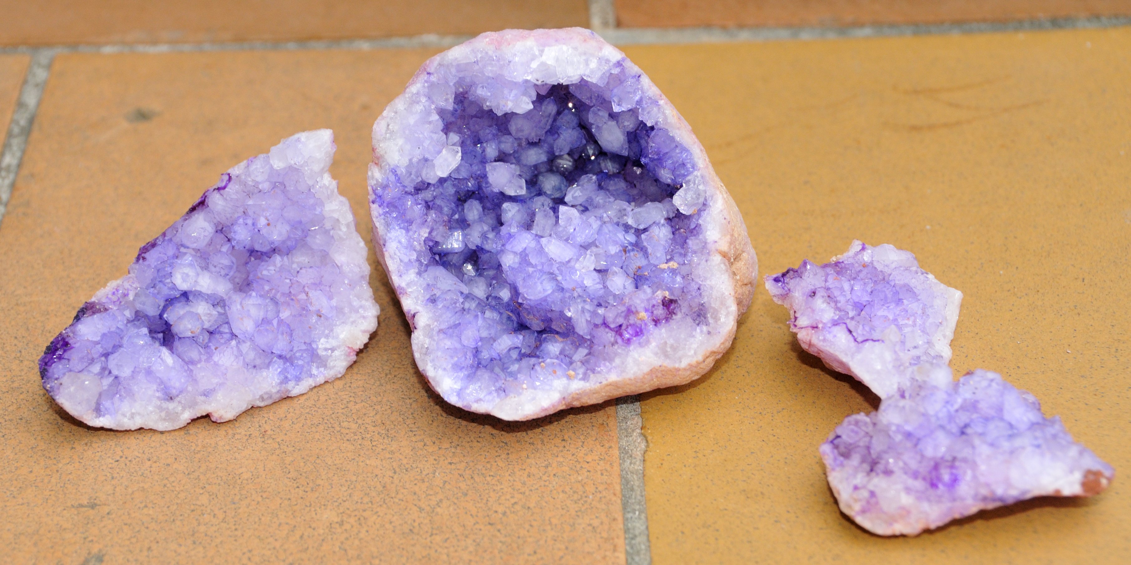 Bjergkrystalsten efter f&oslash;rste omgang maskinvask &mdash; stort set al farven er vasket af