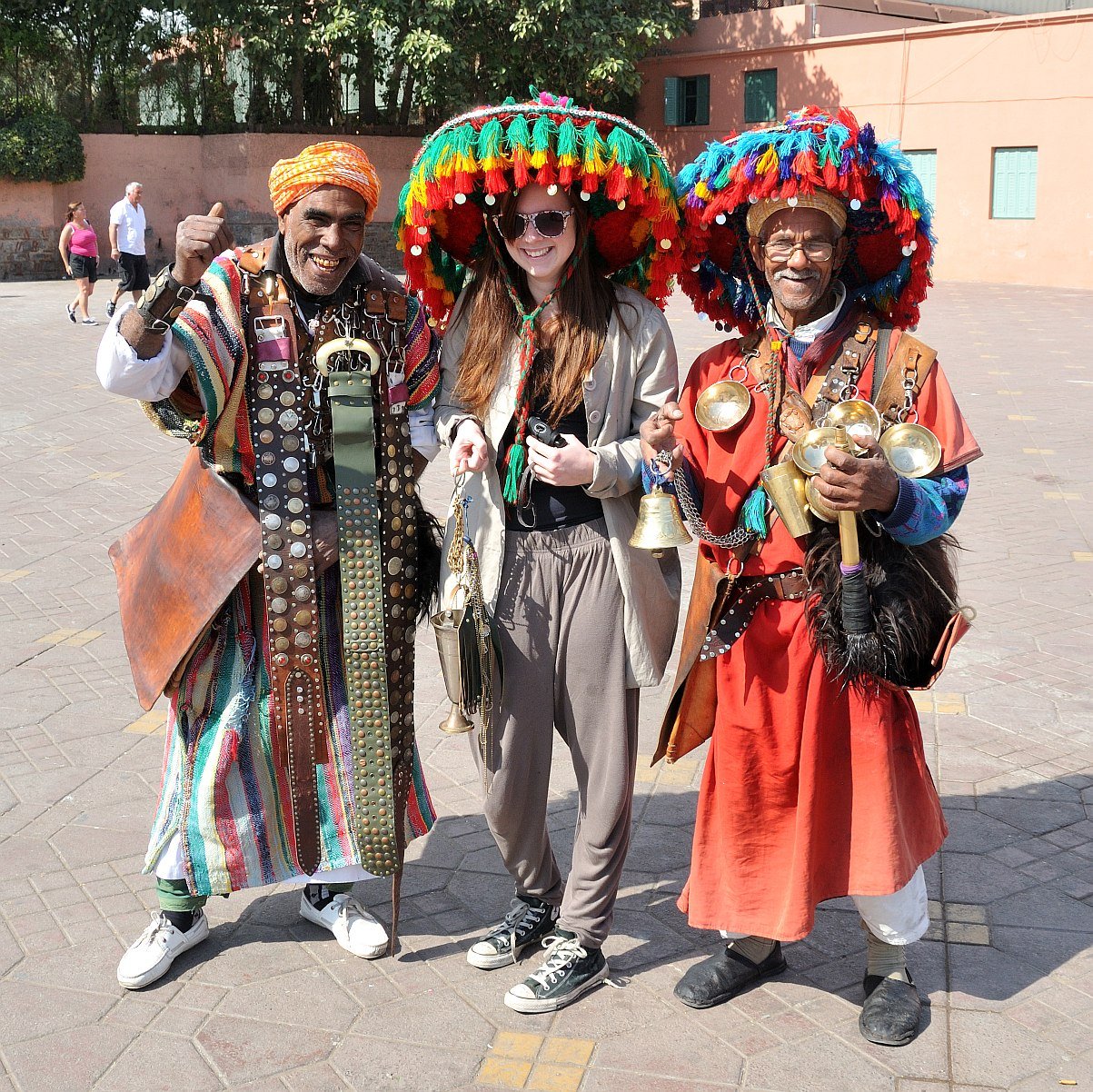 Folk som stiller op til foto for penge i Marrakech