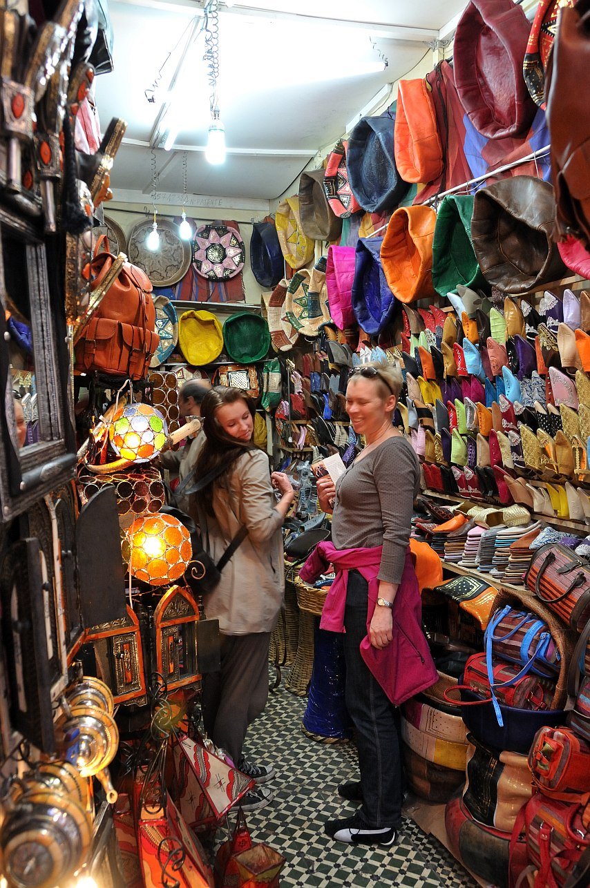En af de utallige l&aelig;derbutikker i Marrakech
