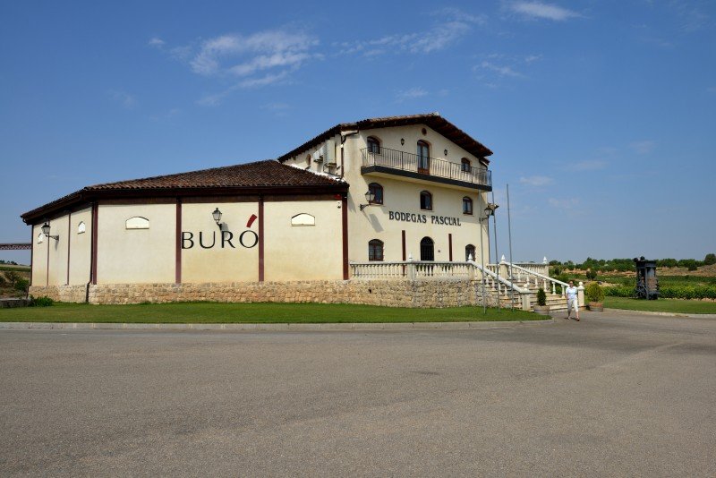 En typisk lille vinproducent — venstre side: lager og produktion, højre side: kontor og smagslokale