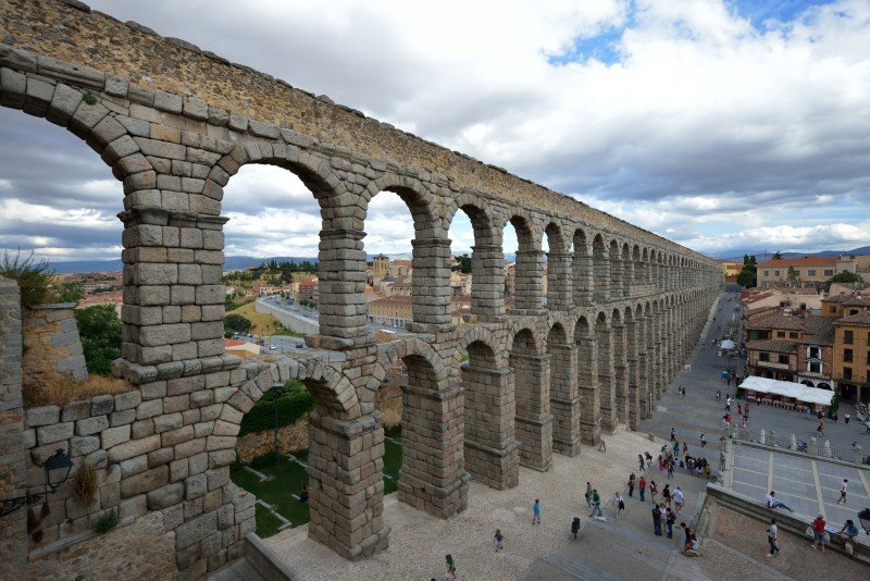 Den 2.000 år gamle akvædukt i Segovia — ingen bindemidler, blot tilpassede sten