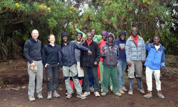Hele holdet på Kilimanjaro — to guider, en kok og syv bærere
