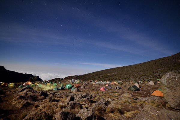 Barranco Camp om natten — lysstriber fra pandelamper over 20 sek.