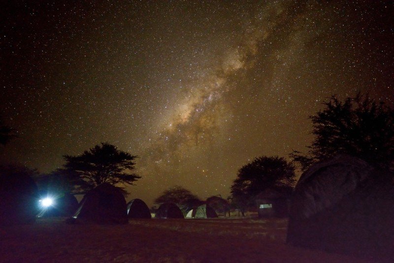 Mælkevejen over Serengeti-sletten — Nikon D800 14mm f/2.8 20 sek.