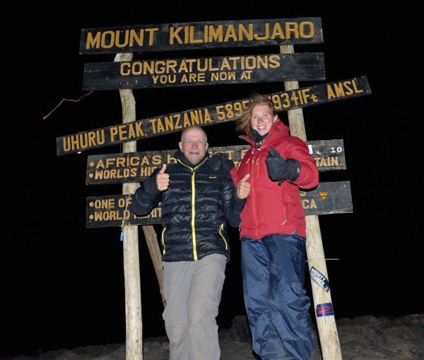 Uhuru Peak — Carl og Freja på toppen af Kilimanjaro