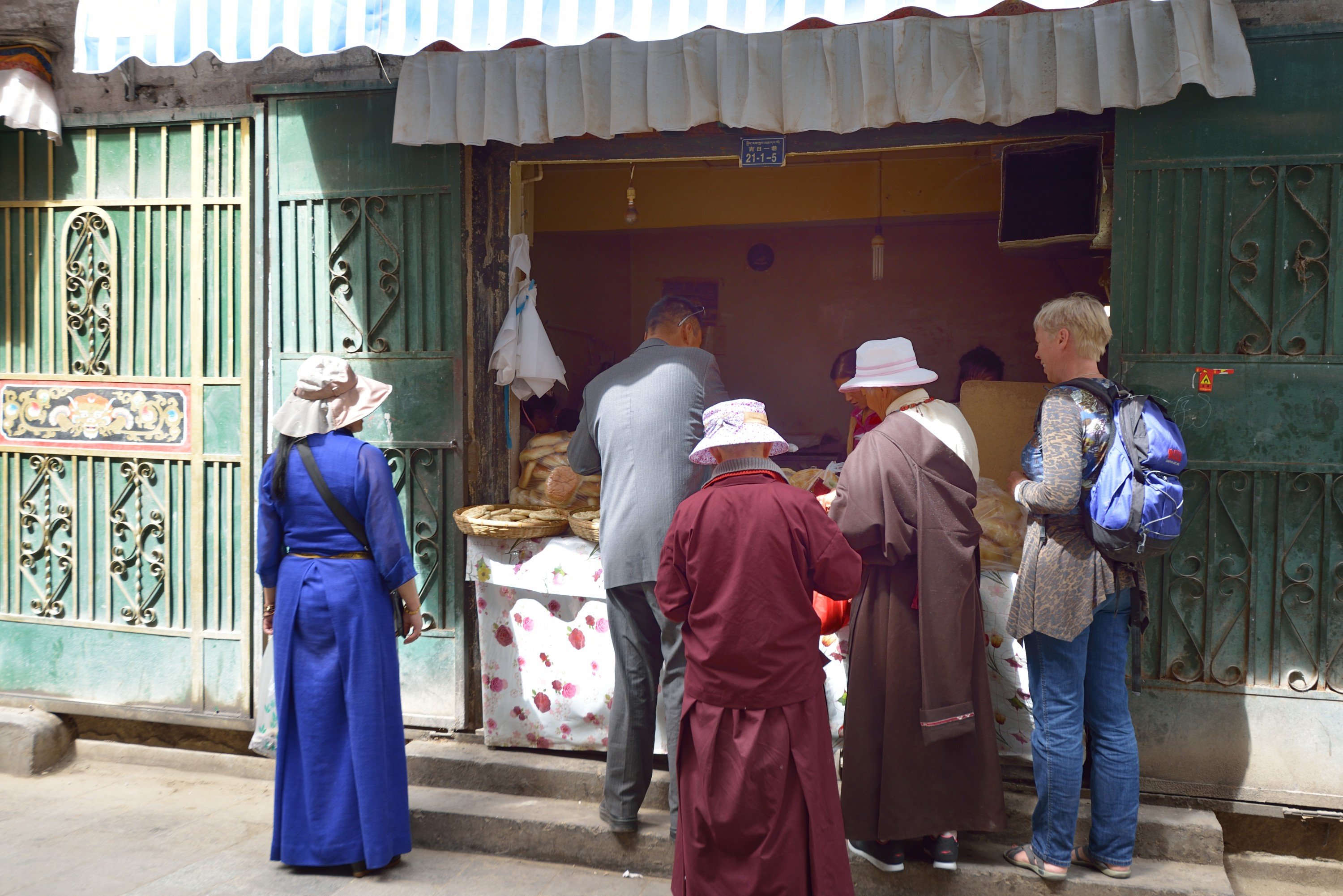 Karin køber friskt brød hos en bager på gaden