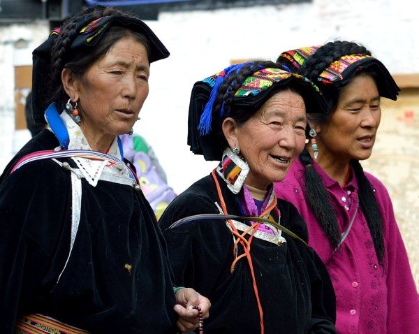 Tibetanske hatte — mange lag klude holdt på plads af flettet hår