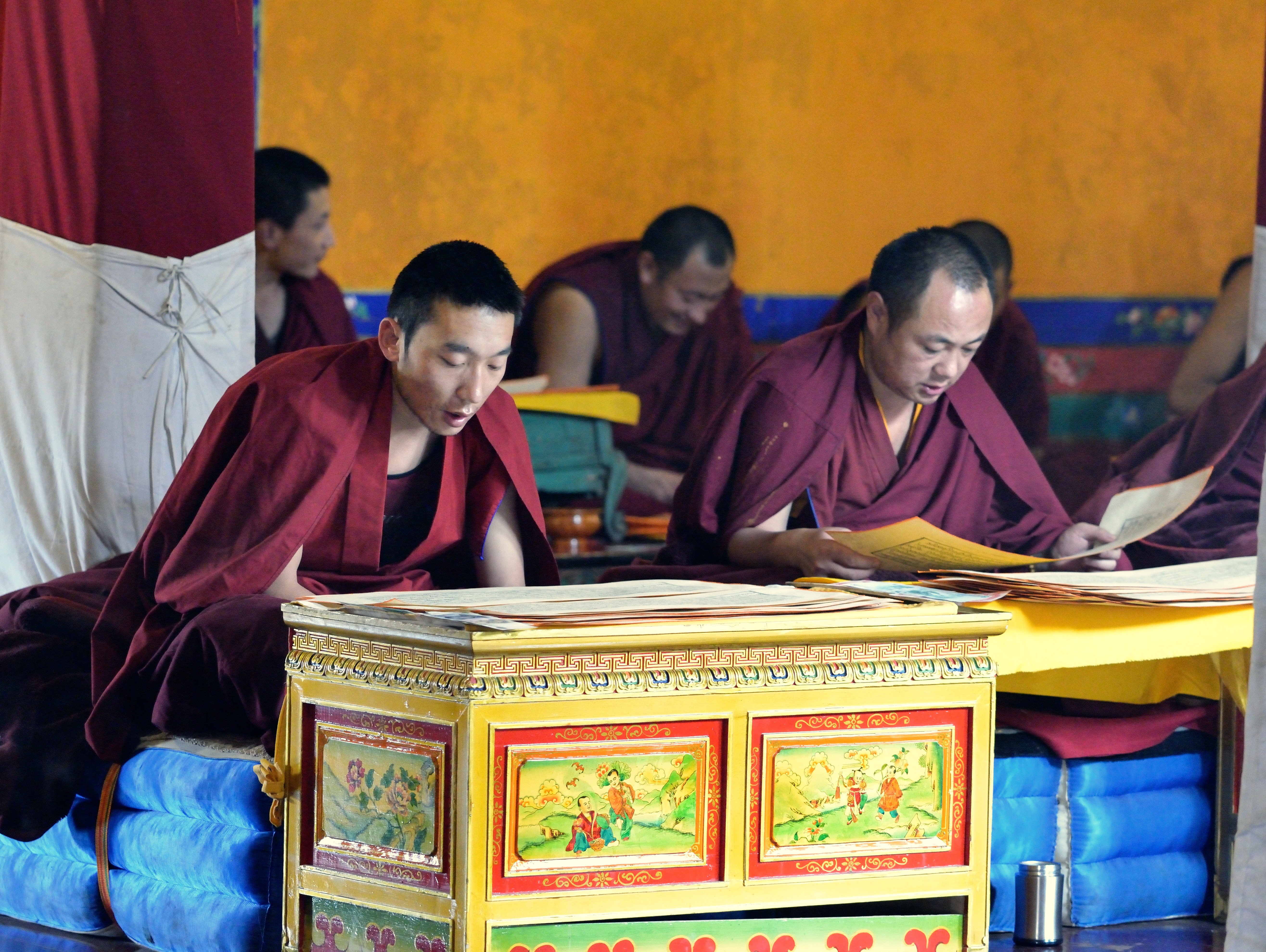 Munke læser inde i Jokhang — døren stod på klem