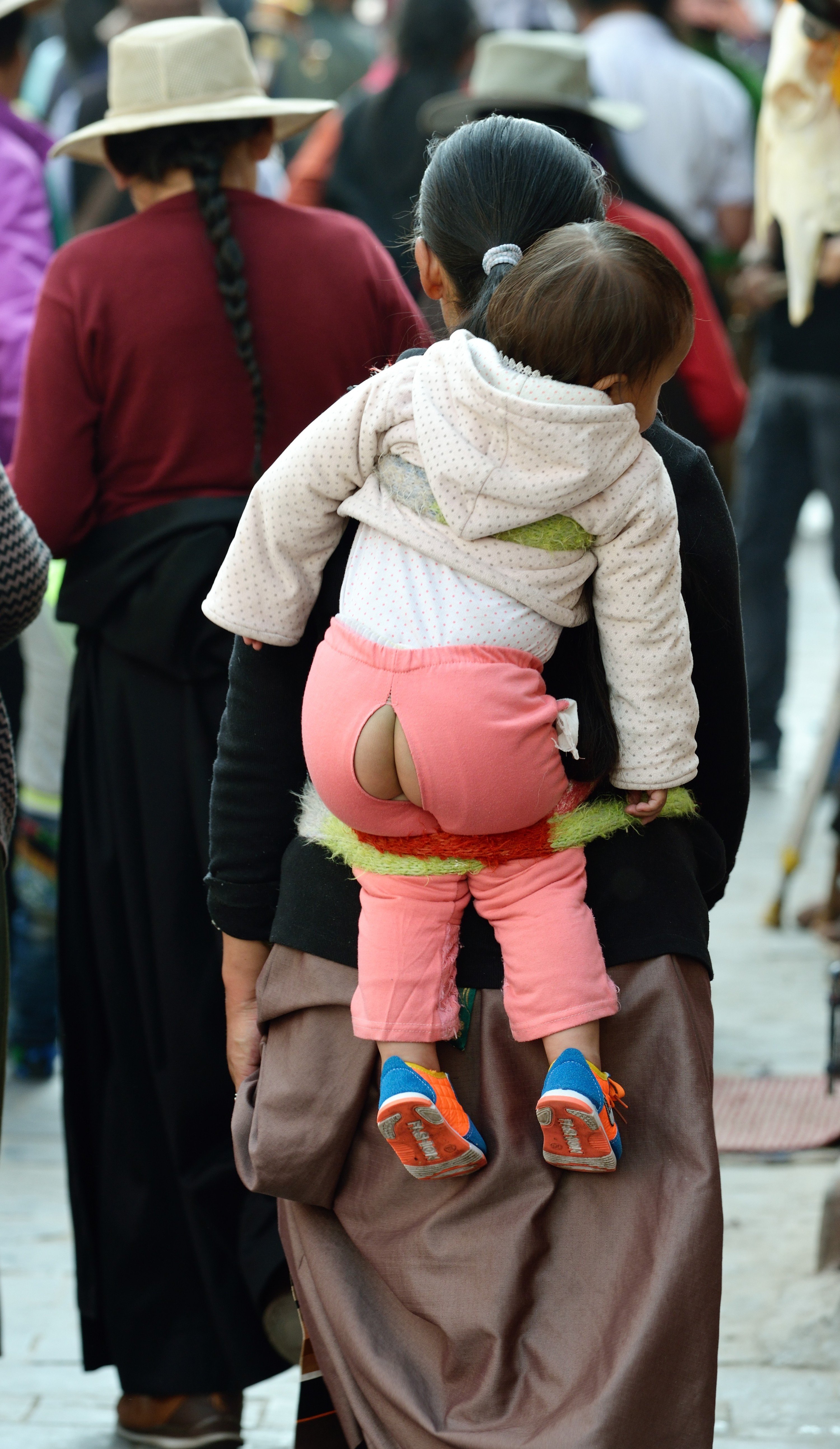 Ung tibetaner i traditionelt tøj