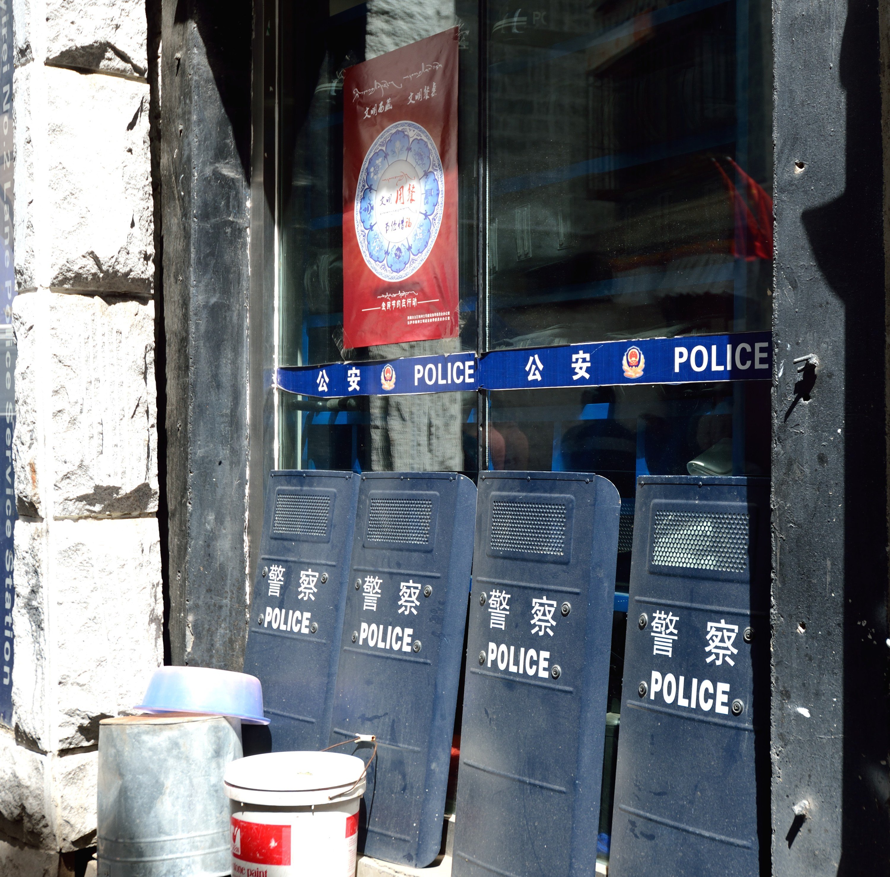 Den kinesiske tilstedeværelse er massiv — politistation i Lhasa