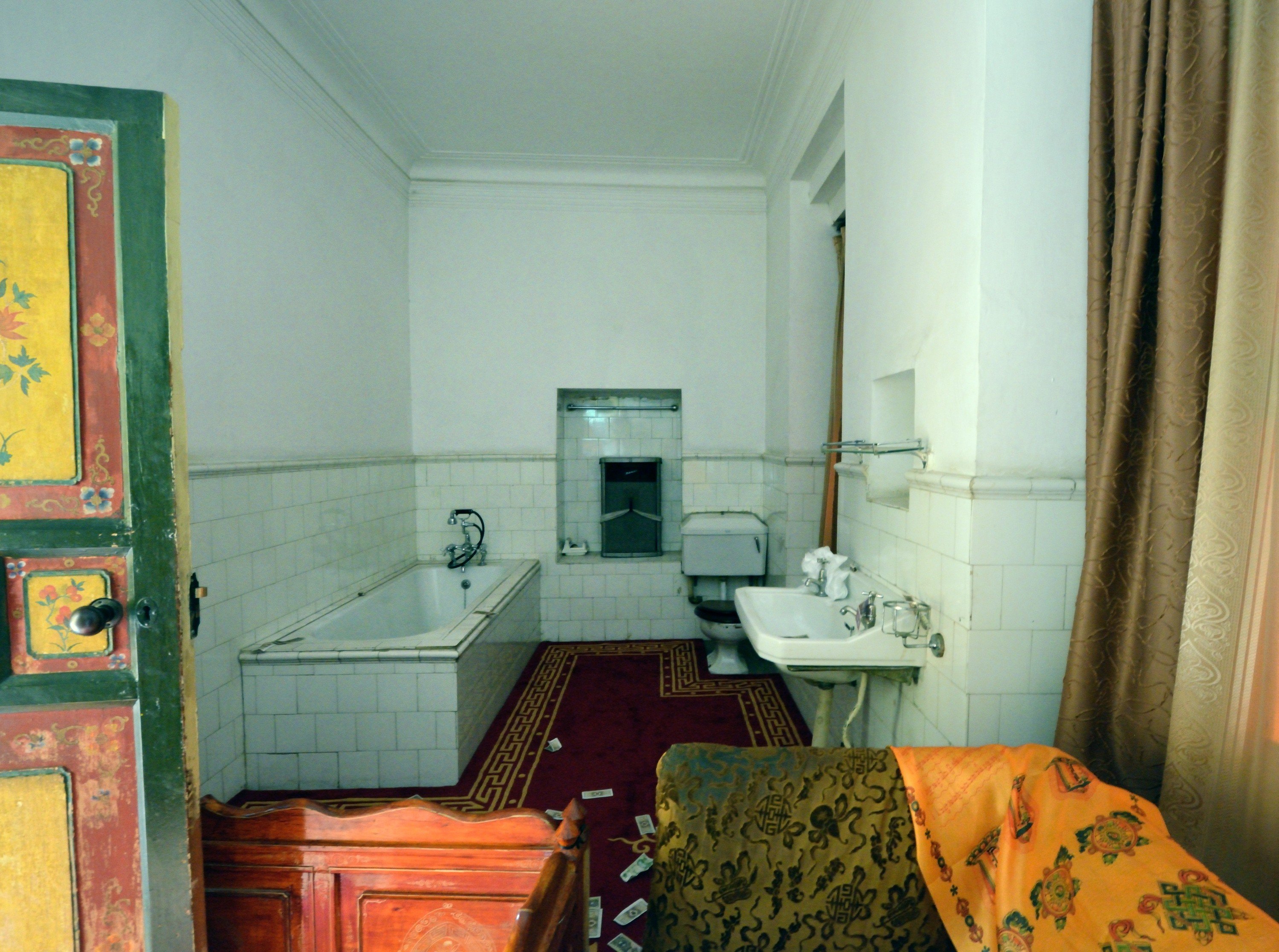 Dalai Lamas private toilet — det eneste rum uden kameraovervågning