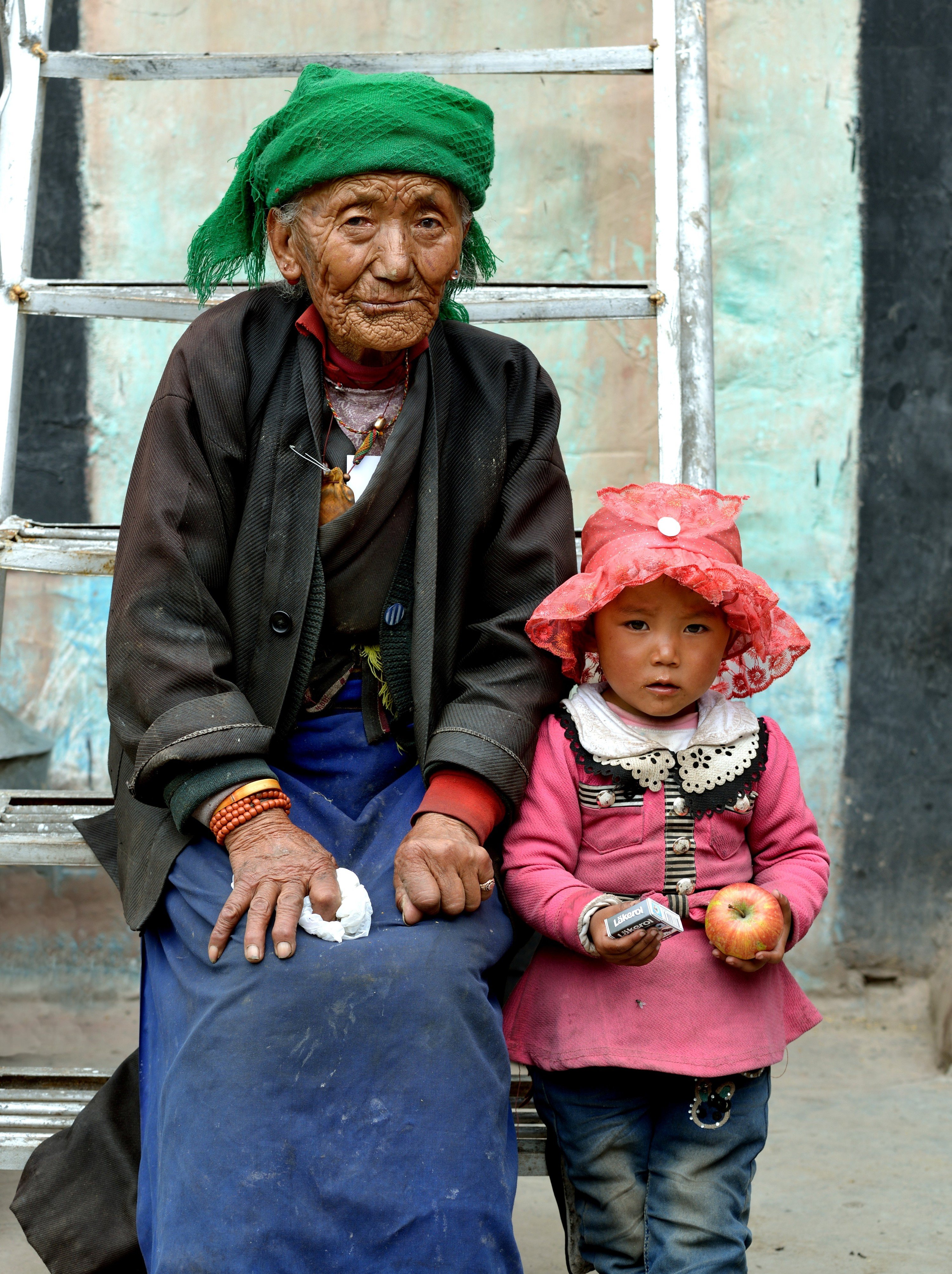 Tibetansk oldemor og oldebarn