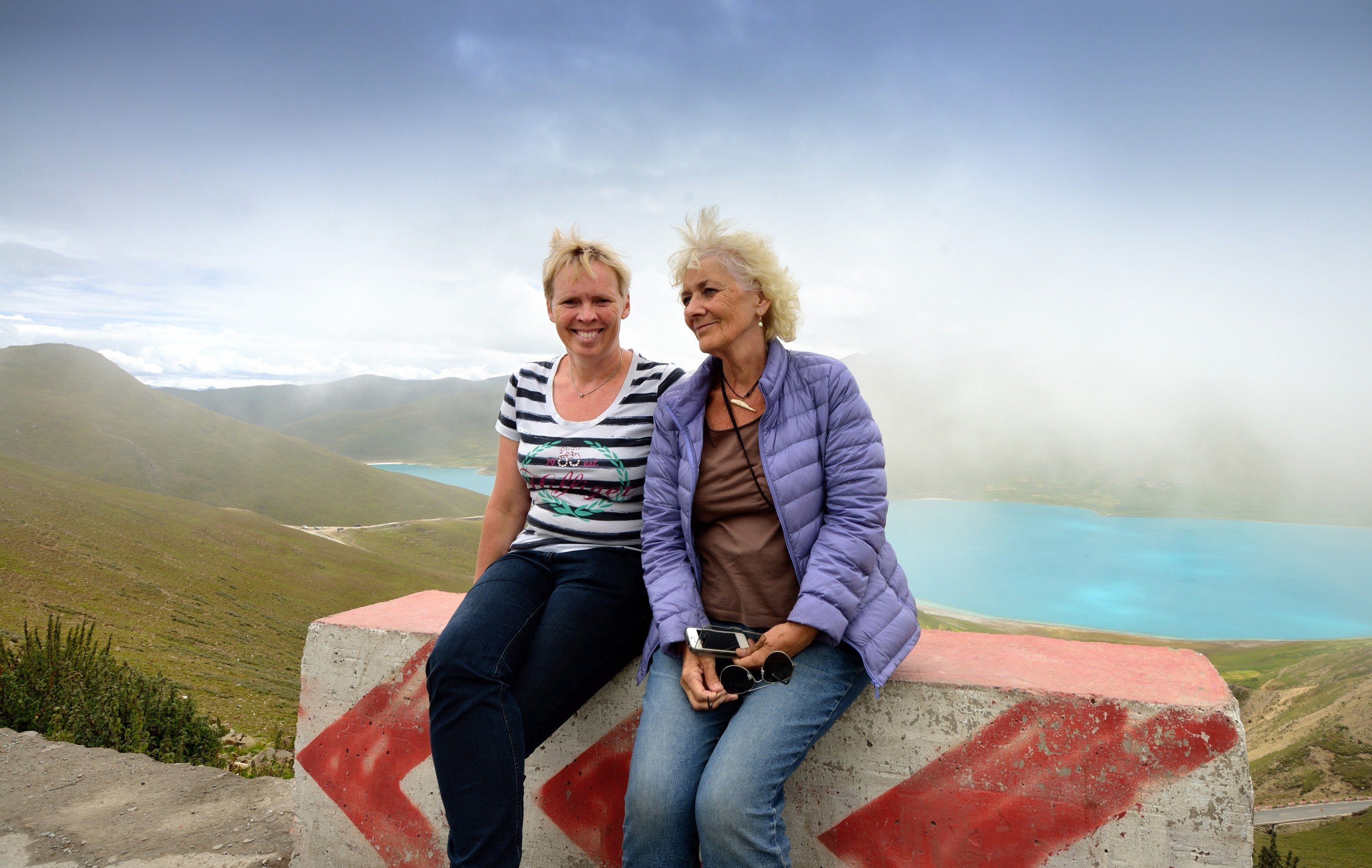 Karin og Lilia nyder den tynde luft og udsigten fra næsten 5.000 meter