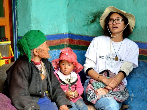 Vores danske guide fra Dagama Travel med de lokale tibetanere