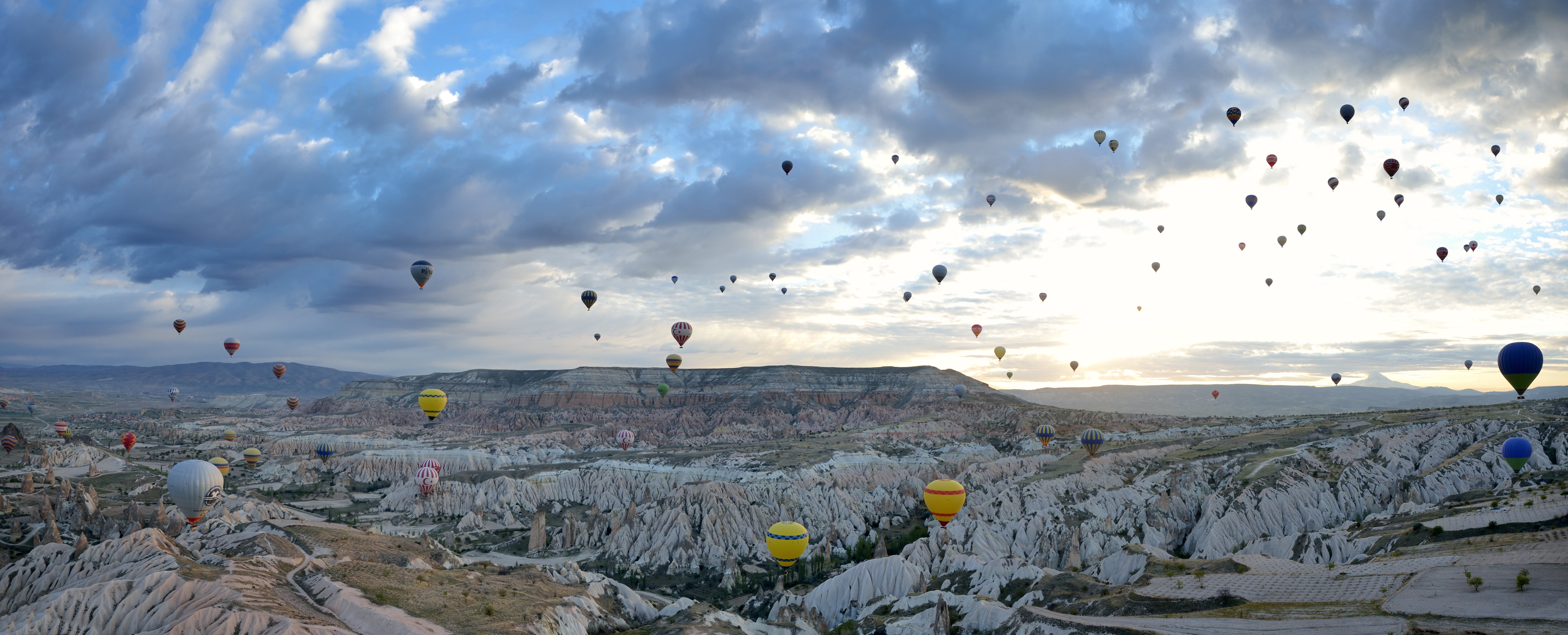Talrige varmluftballoner over Kappadokiens klipper og dale