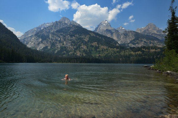 Karin tager en hurtig badetur i Grand Teton NP