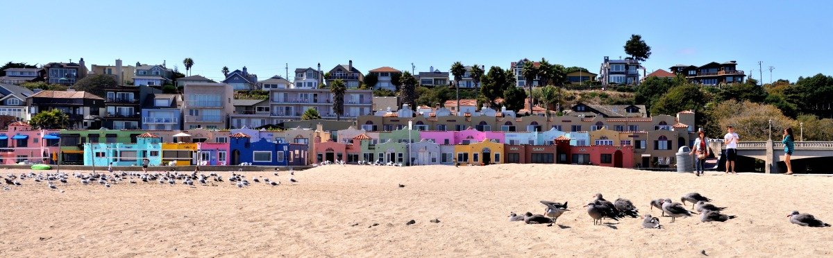 Santa Cruz, CA — farverige huse ned til stranden