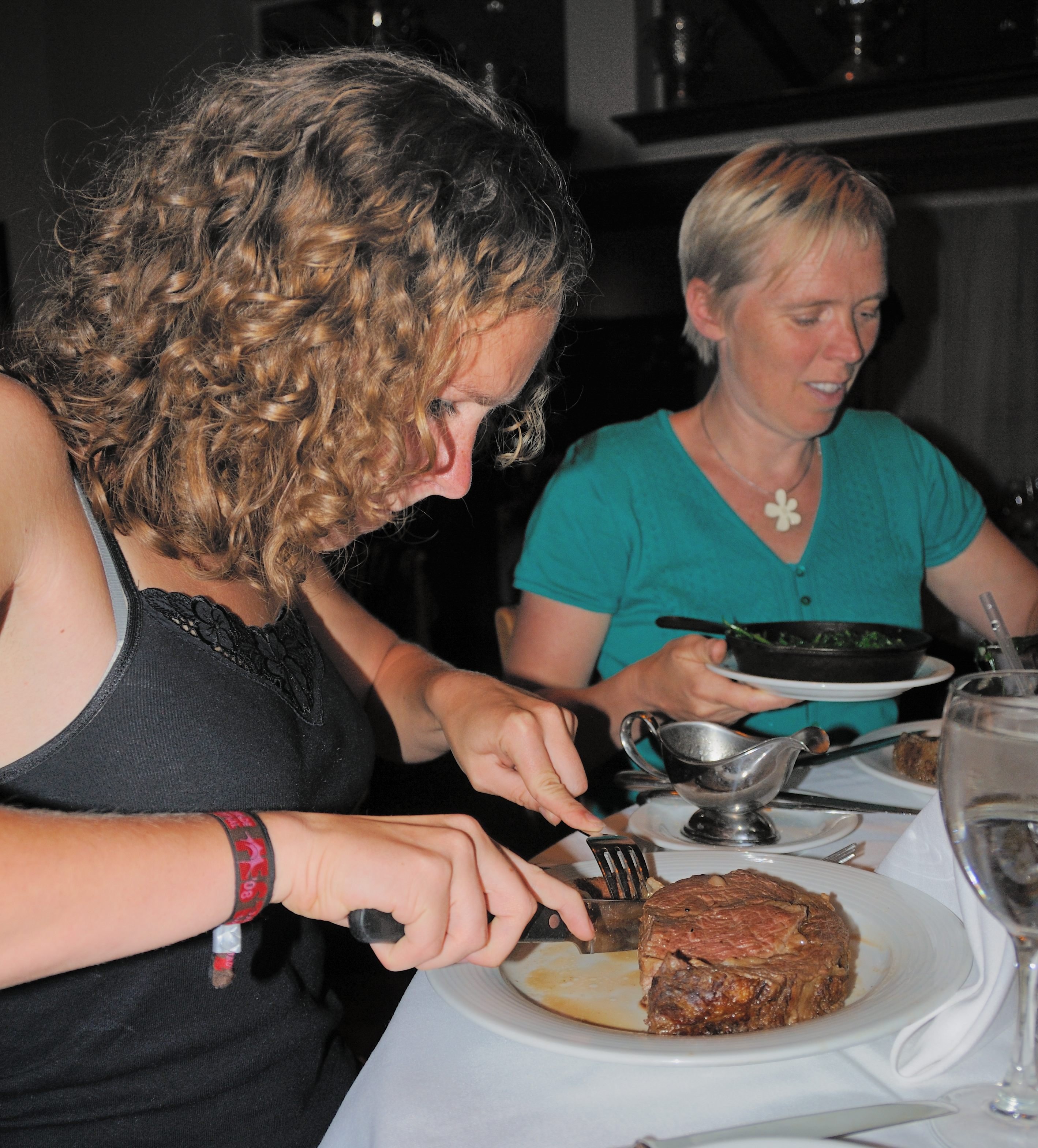 Freja med en mega bøf på størrelse med en halv ko