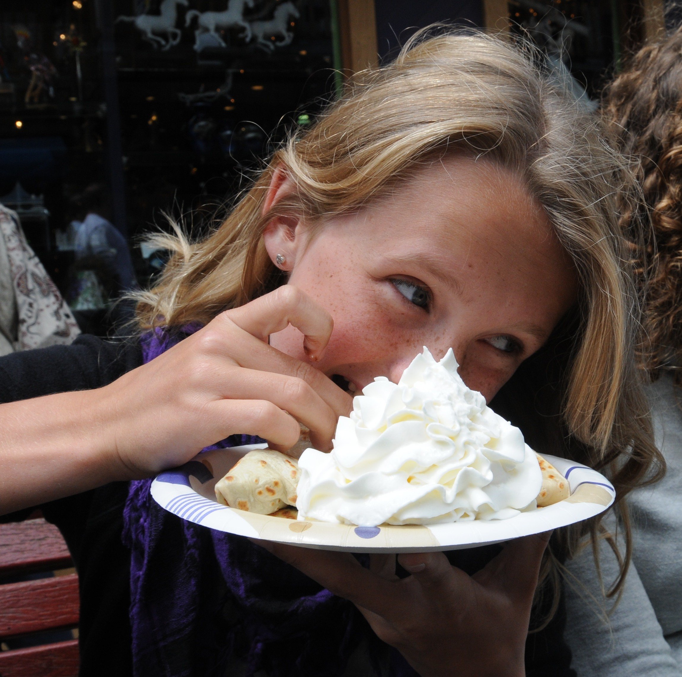 Luna spiser pandekage med flødeskum