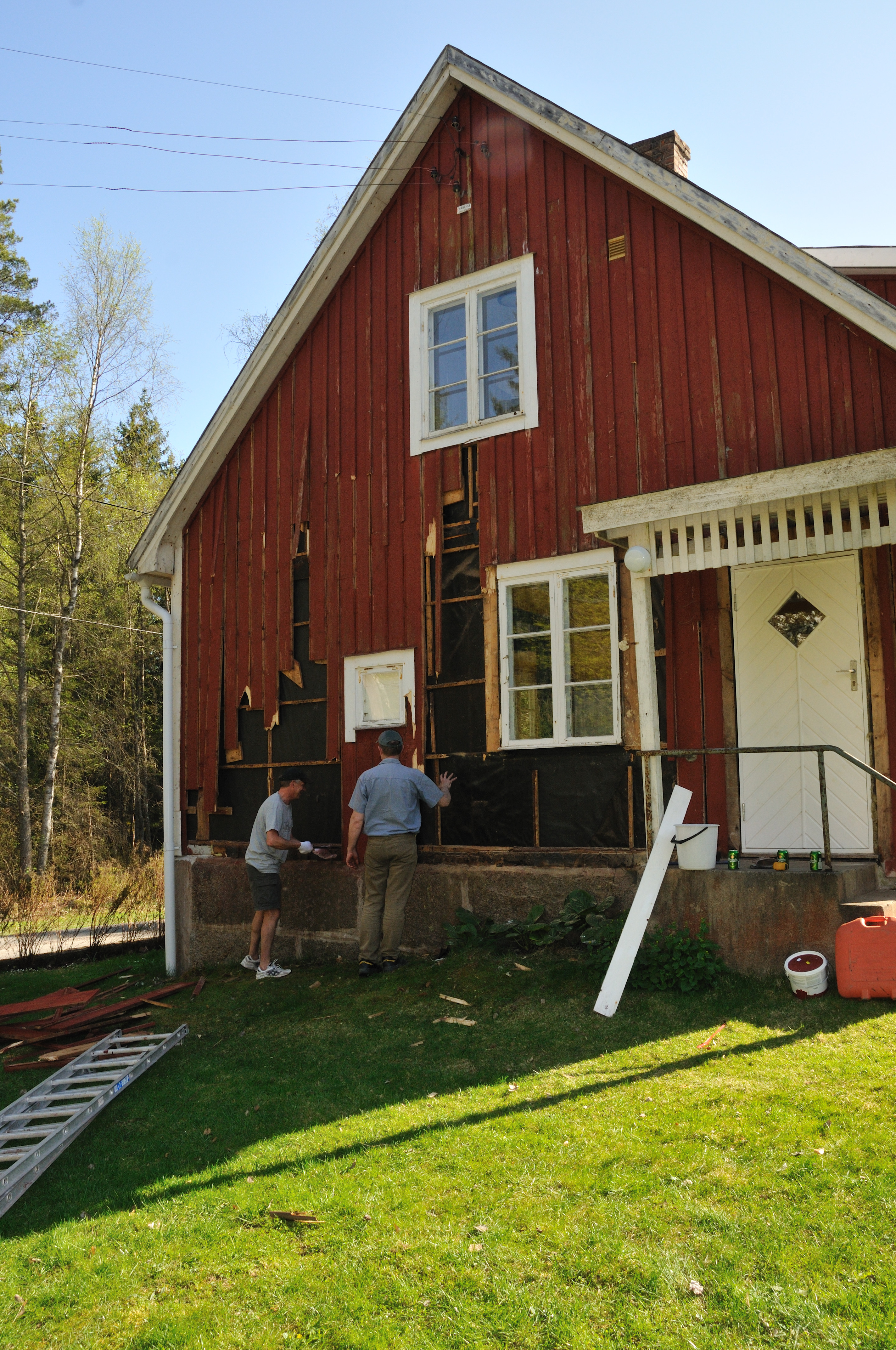 Gammelt træ rives ned