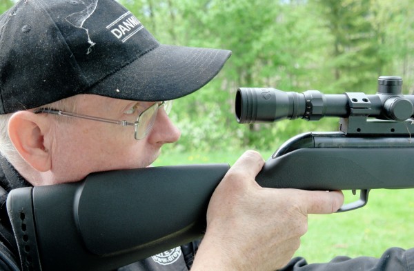 Frede med riffel — holder riflen på stor afstand fra skydebrillen