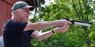 Henrik prøver den nye Steyr pistol