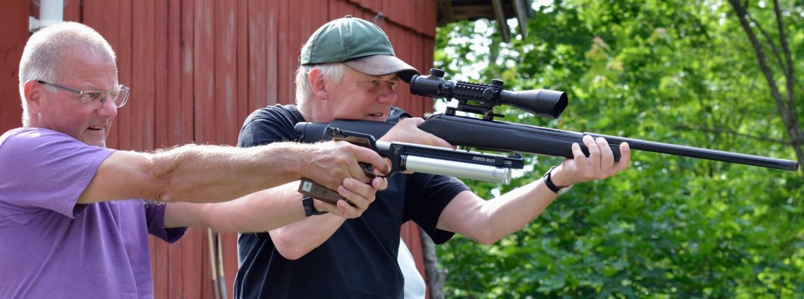 Peter prøveskyder den nye Steyr pistol