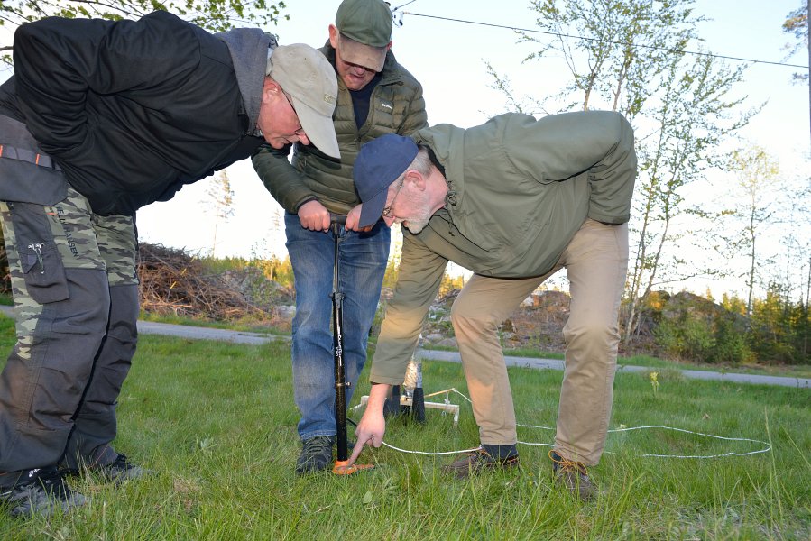 Peter, Henrik og Frede kontrollerer ladetrykket